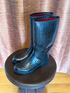 Dirty Laundry Croc-Embossed Belted Rubber Rain Boots Size 7